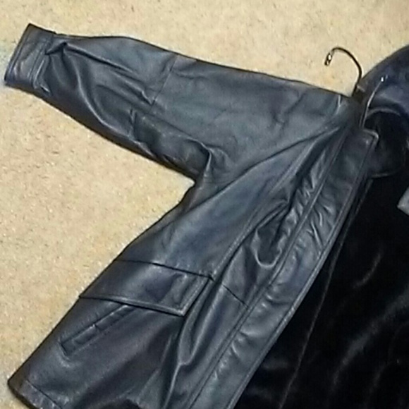 Leather jacket like new has detachable liner and h - Picture 6 of 7